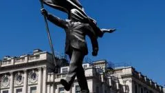 La misteriosa estatua de Banksy que apareció por sorpresa en el centro de Londres